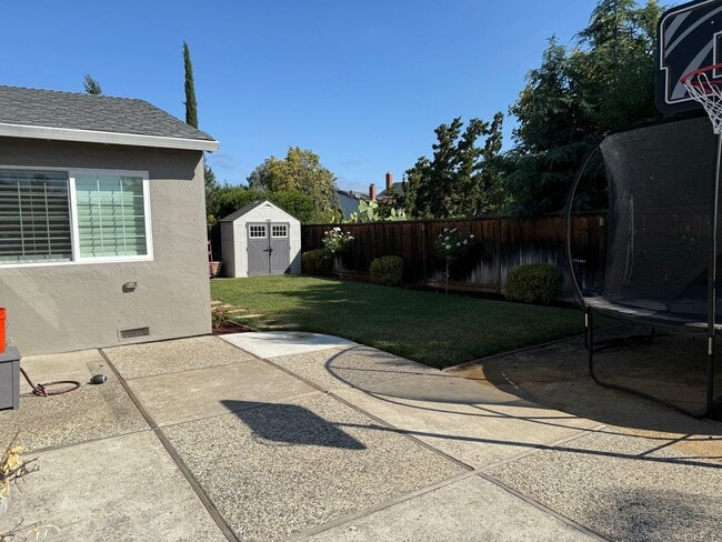 Building Photo - Remodeled 4 Bedroom 2 Bath Home in the des...