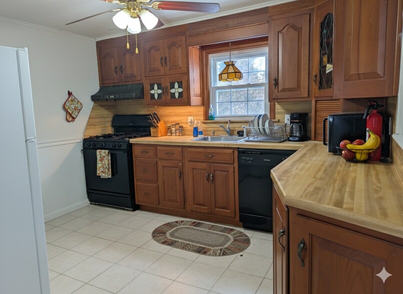 Building Photo - 16 Sadowski St