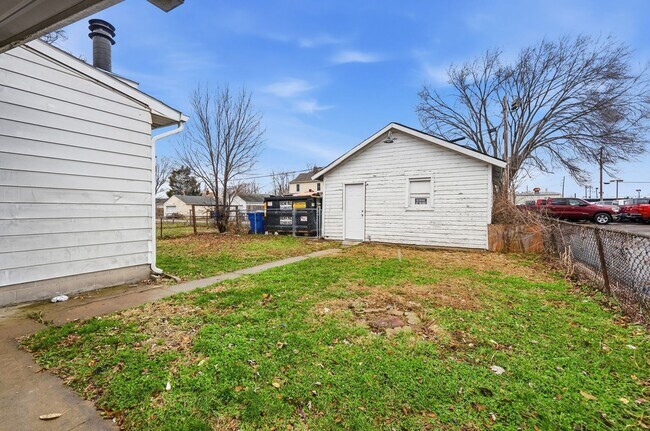 Building Photo - Three Bedroom Home in Hamilton!