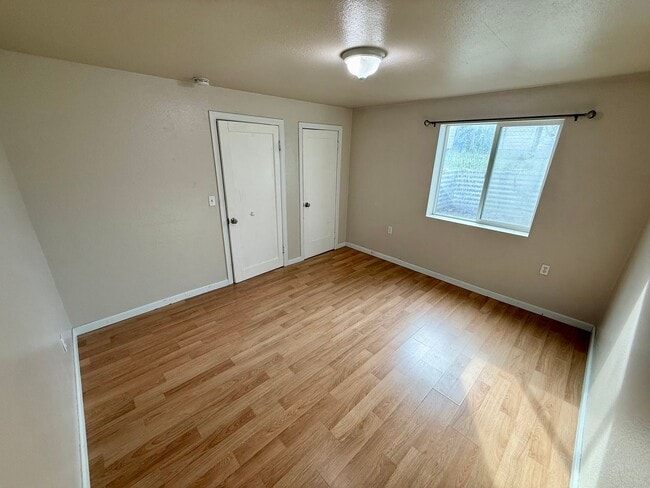 Building Photo - Thomas Duplex