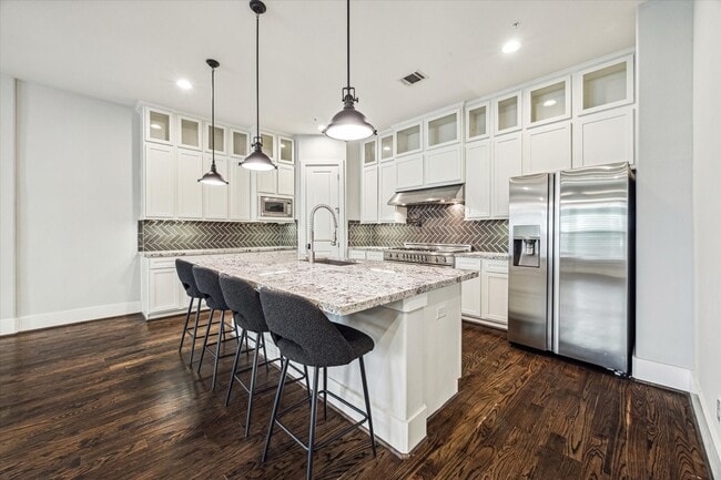 Building Photo - 912 Yale St