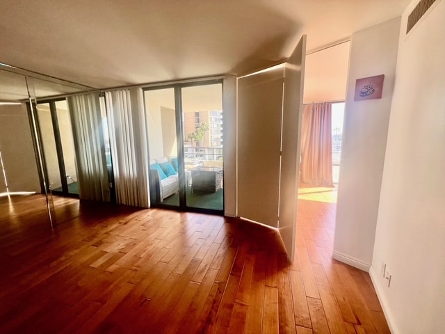 Living Room - 4314 Marina City Dr