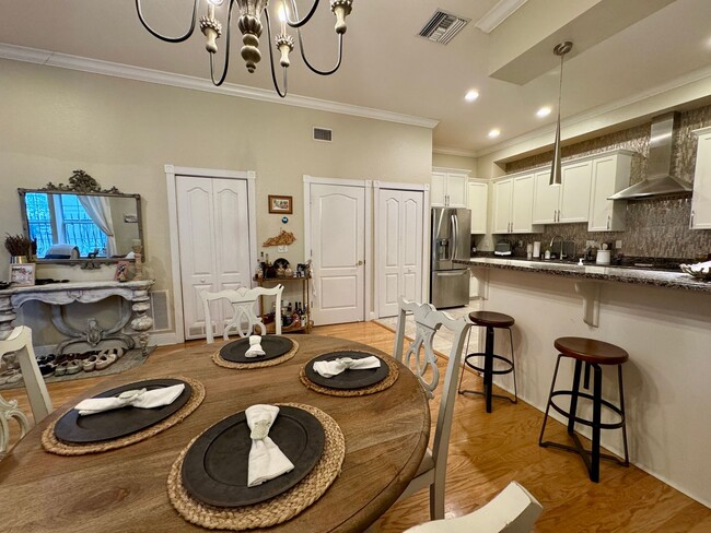 Building Photo - Updated 2 Bed 2.5 Bath Townhouse in A+ loc...