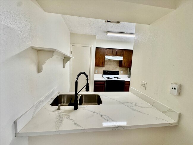 Building Photo - 10555 Turtlewood Ct