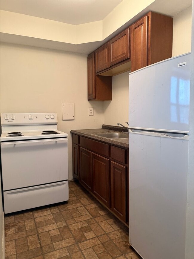 Building Photo - Available studio close to lake and transpo...