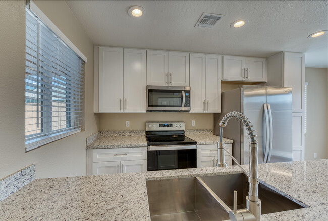Building Photo - 520 W Tonopah Dr