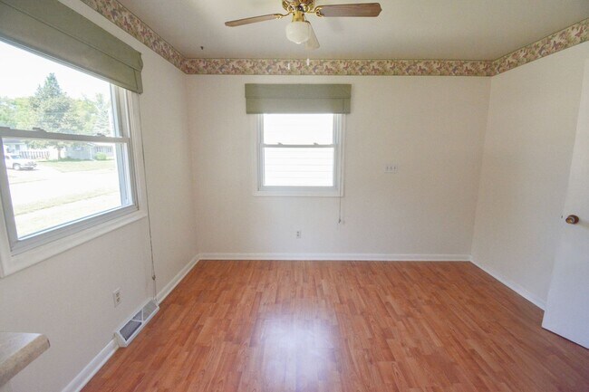Building Photo - 3 Bedroom 1.5 Bath Available For Rent In Country Club Manor