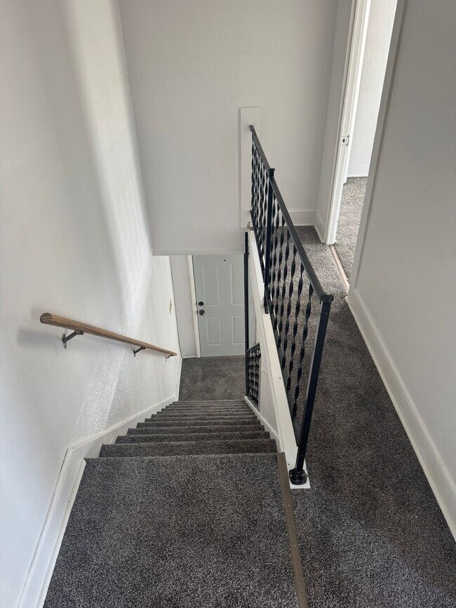 Building Photo - Bluff Street 708-710