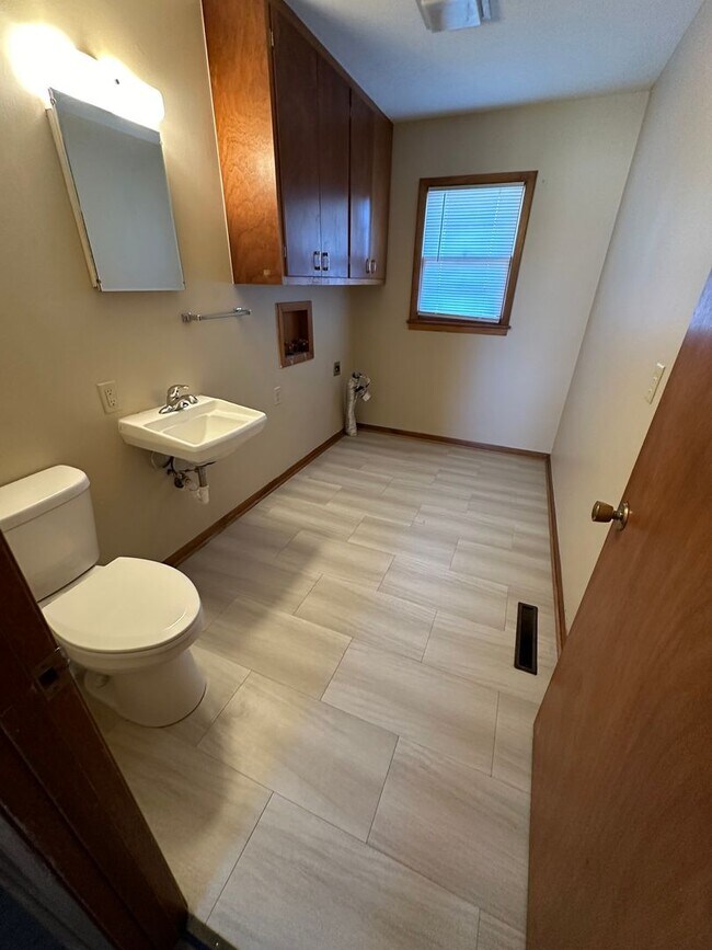 Building Photo - 3 Bedroom, 1.5 Bathroom House