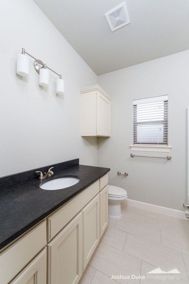 Building Photo - 3 bedroom 2 bath modern style home minutes from I-49 and Fayetteville access !!