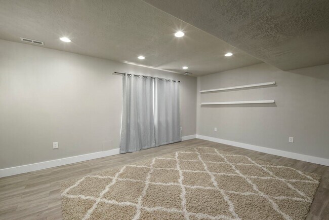 Building Photo - Beautiful Home In Clinton Area!