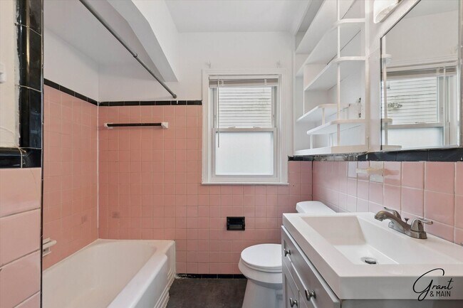 Building Photo - 3 Bedroom - 1 Bath- $1,150.00