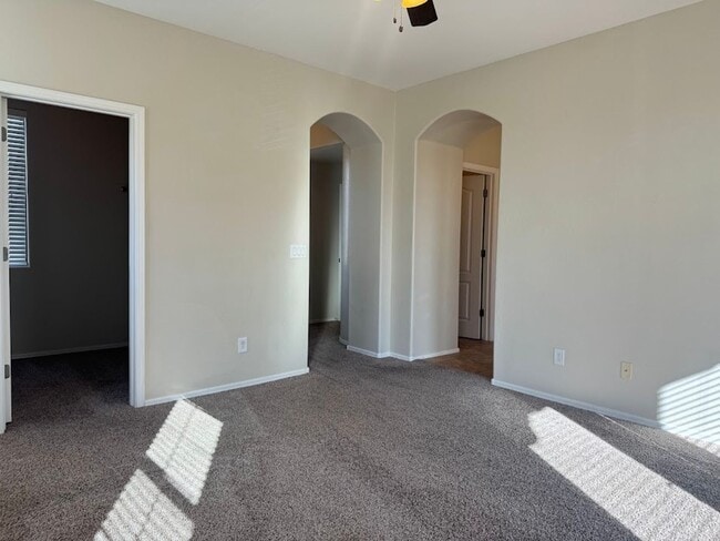 Building Photo - Gated Phoenix Gem with Community Pool and Spacious Kitchen