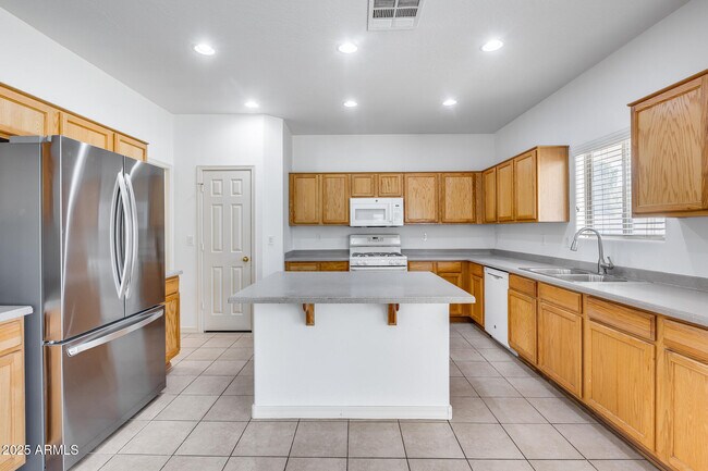 Building Photo - 17435 W Saguaro Ln