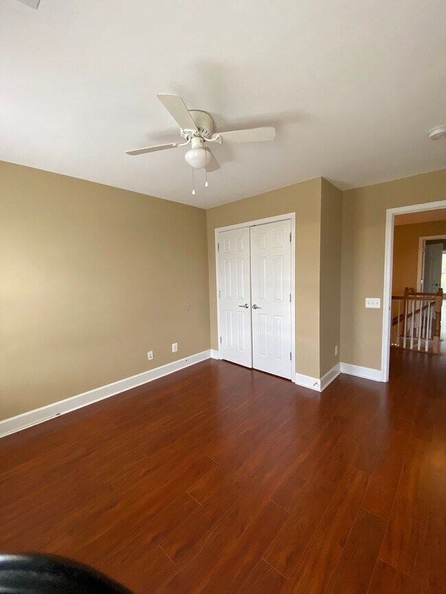 Building Photo - Bright and Spacious End Unit Townhouse in ...