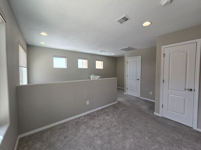 Building Photo - Modern Santa Fe Townhome