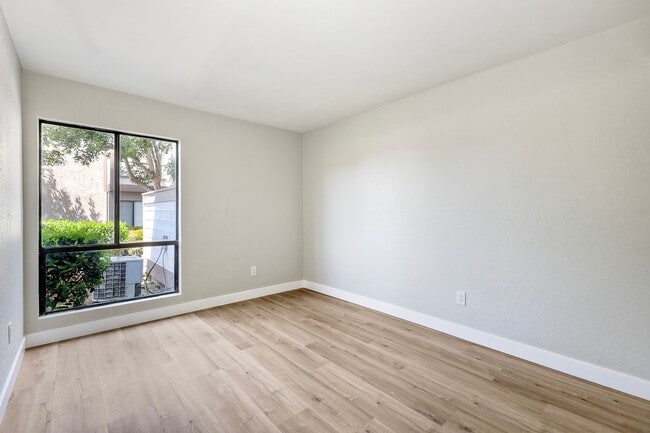 Building Photo - 9209 Village Glen Dr