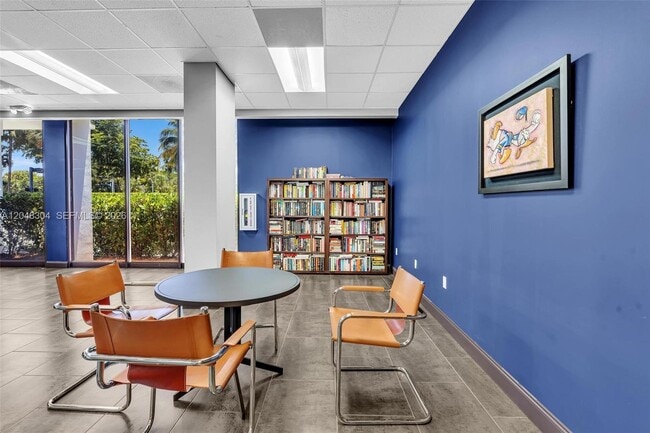 Building Photo - 3375 N Country Club Dr