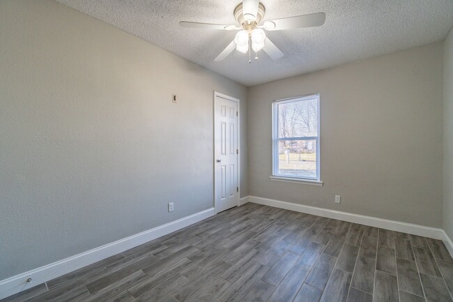 Building Photo - Cozy Comfort: Inviting 3 Bedroom, 1.5 Bath...