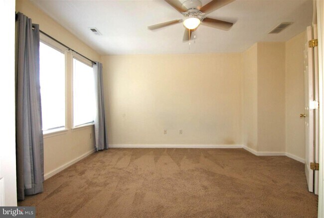 Building Photo - 115 E Sewell St