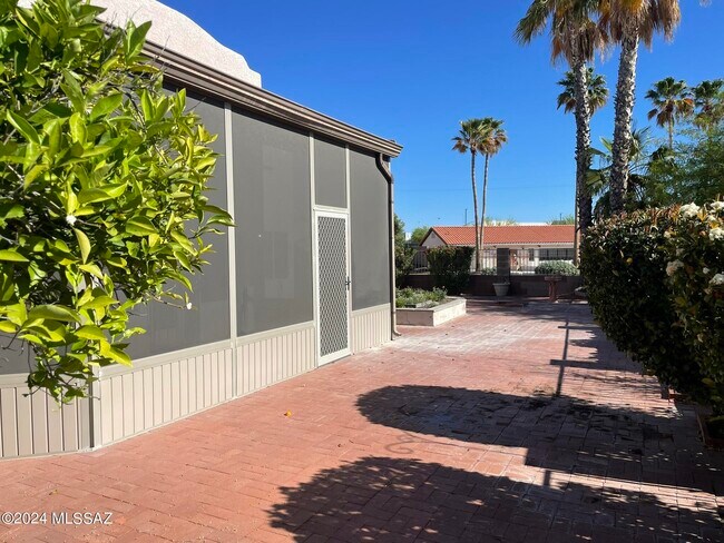Building Photo - 2514 N Camino Reloj