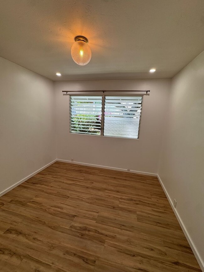 Building Photo - 3 BED, 2 BATH, 2 Parking with AC- Kalani I...