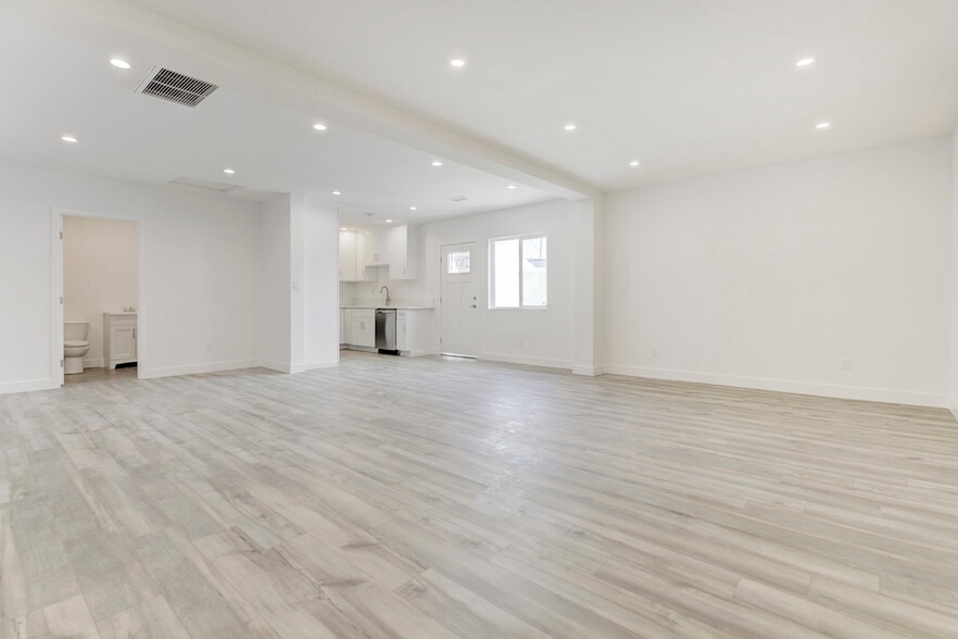 Building Photo - 11324 Haskell Ave