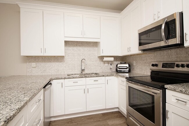 Building Photo - Great Location in Fort Walton Beach Near Bases and Hospital.