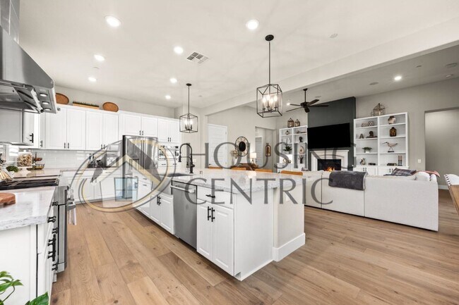 Building Photo - STUNNING Single Story Home with a Resort Style Backyard!