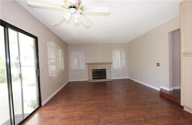 Building Photo - Gorgeous & Open Floor Plan House 4.Bed+3.B...