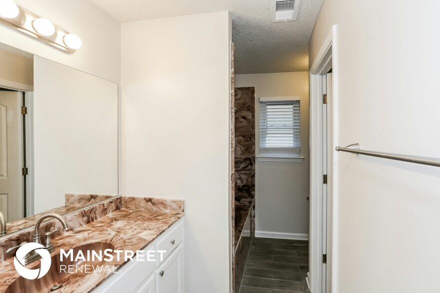 Building Photo - 10426 Redmond Cir N