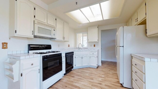 Building Photo - Gorgeous and Bright 2BR/2BA Home perfect f...