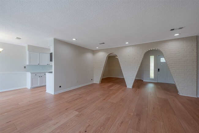 Building Photo - 730 Seamaster Dr