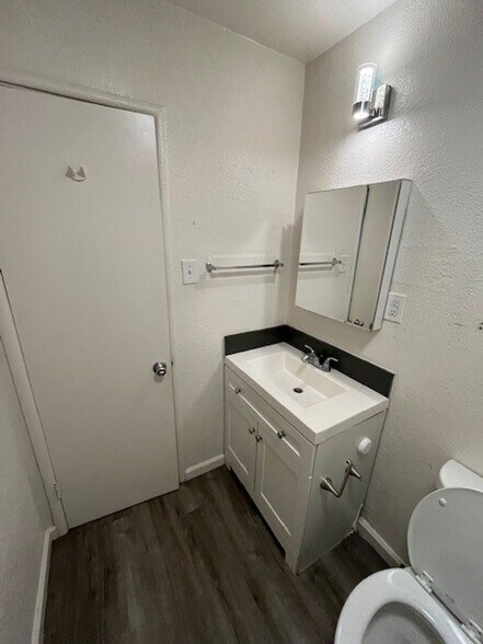 Building Photo - 709 S Vista St