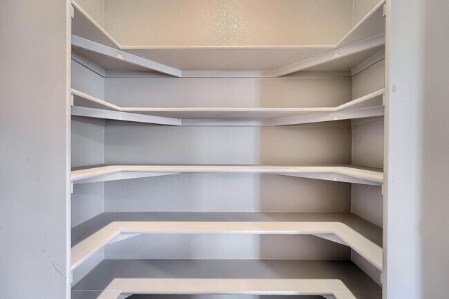 Building Photo - Gorgeous 4 bed, 3 bath, loft and an office!