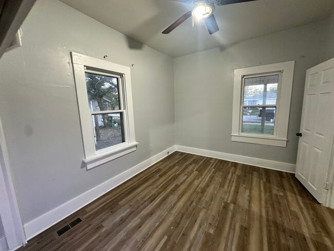 Building Photo - 1524 E 3rd Ave