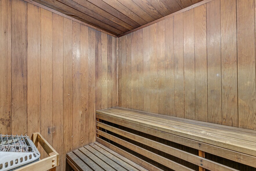 Building Photo - 8535 N West Knoll Dr