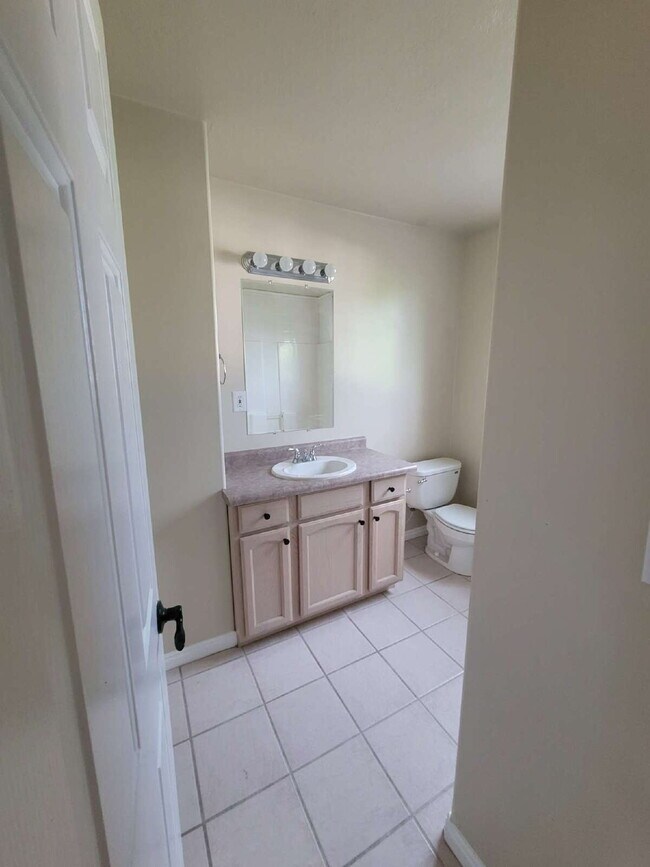 Building Photo - "Spacious 5-Bedroom home with 3.5 Baths and fenced yard!"