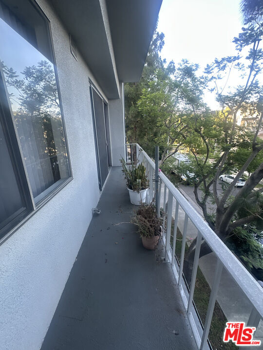 Building Photo - 100 S Doheny Dr