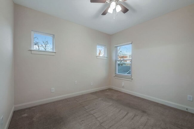 Building Photo - Modern Living in Downtown Nashville!