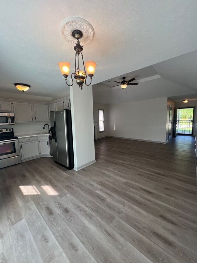 Building Photo - **Charming 2 Bed, 2 Bath Ranch-Style Home ...