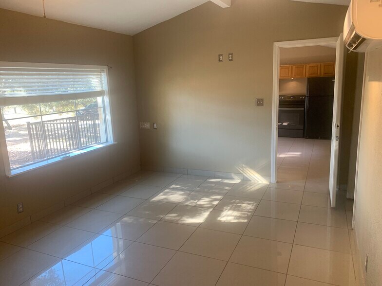 Building Photo - 1116 Lakeshore Dr