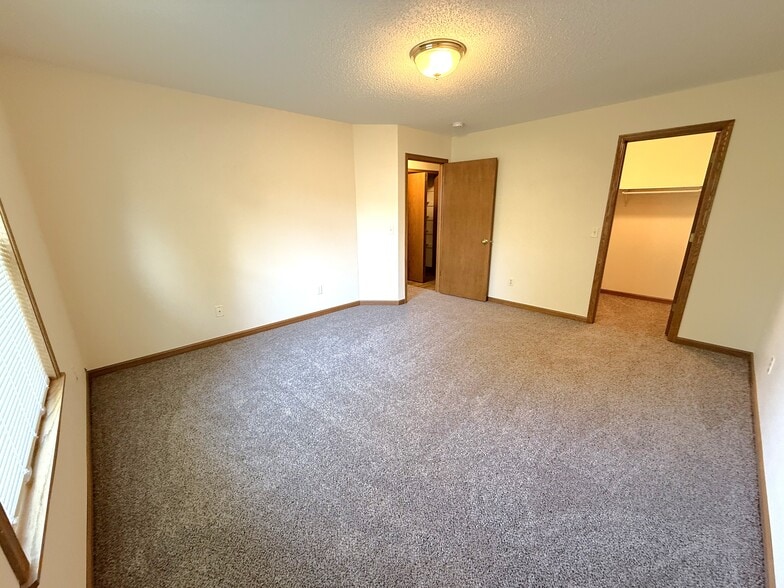 Building Photo - 1915 W 6th St