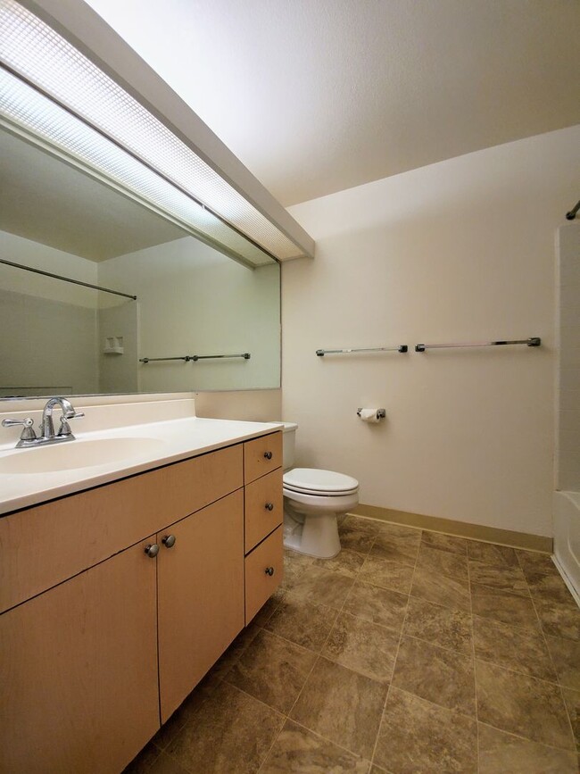 Building Photo - Available May 12, 2025 | 2 Bedroom, 2 bath...