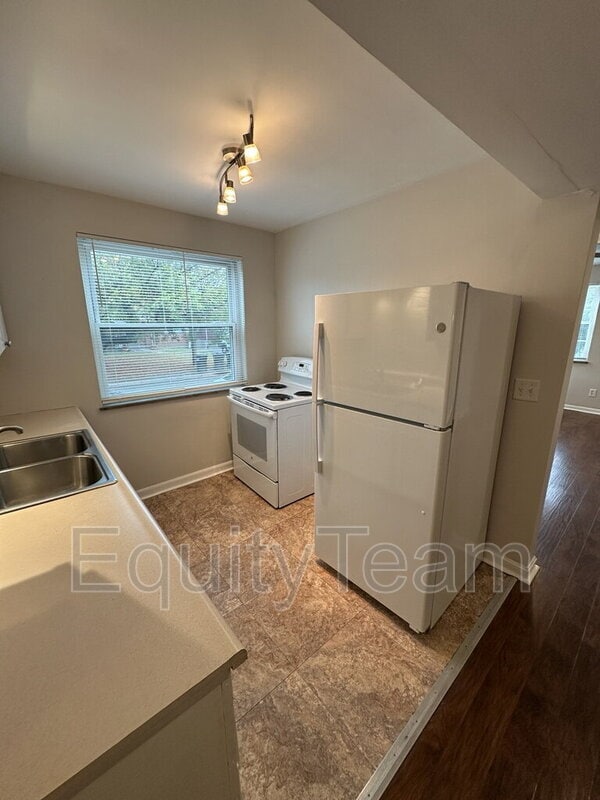 Building Photo - 3918 E Gatewood Ln