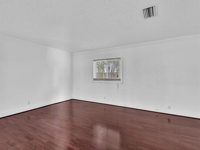 Building Photo - 899 NW 6th Dr