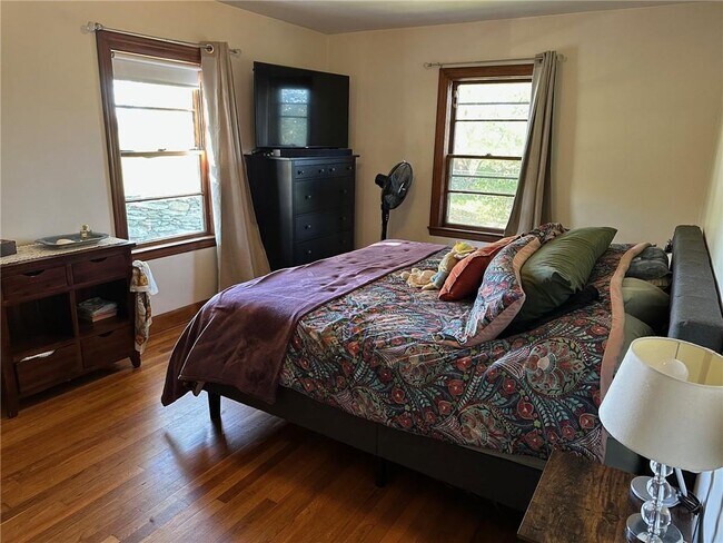 Building Photo - 749 W Main Rd