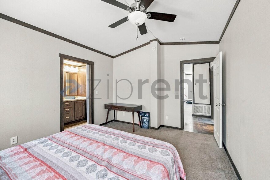 Building Photo - Unit