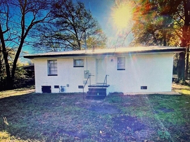 Building Photo - 3 bedroom 1 Bathroom