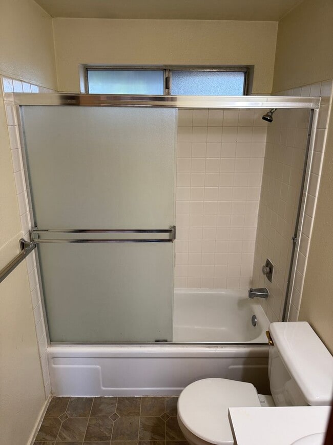 Building Photo - Charming 2-bedroom, 1-bath duplex in Springfield, OR